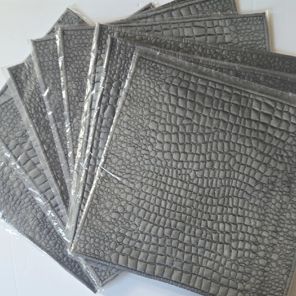 Kim Seybert Placemat , Set of 7 Gray Crocodile Pattern - Picture 2 of 3
